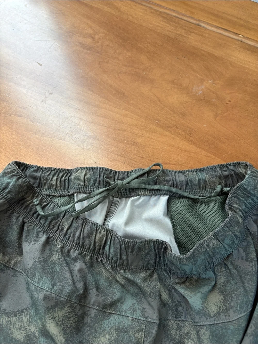 The North Face Men's Green-Gray Camo Athletic Shorts Size Medium